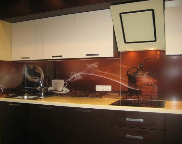 Фартук для кухни из стекла